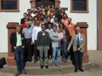 Gruppenbild von Personen auf einer Treppe
