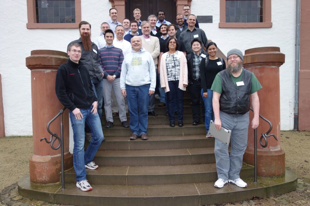 Gruppenbild von Personen auf einer Treppe