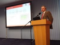 Prof. Teich vortragend hinter einem Pult