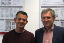 Bild von Luca Benini (l.) und Prof. Teich (r.) von zwei Postern