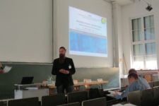 Bild von Michael Glaß beim Munich Workshop on Design Technology Coupling (DTC) vor der Einstiegsfolie