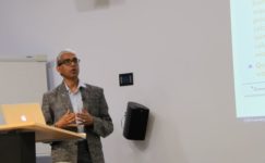 Bild von Prof. Roop beim Vortrag