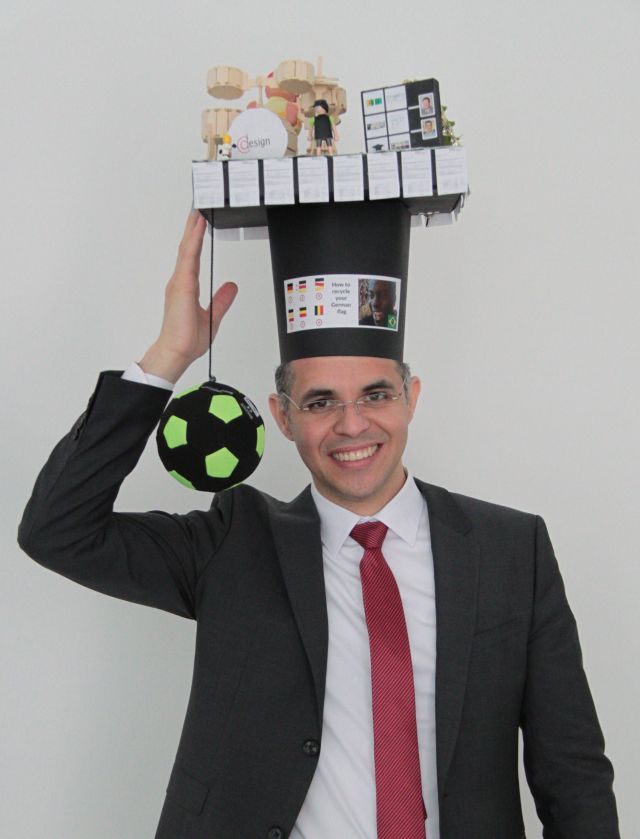Picture of Ericles Sousa with his doctoral hat