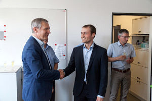 Prof. Teich congratulating S. Roloff, Prof. Kaup  in the background (from the left)