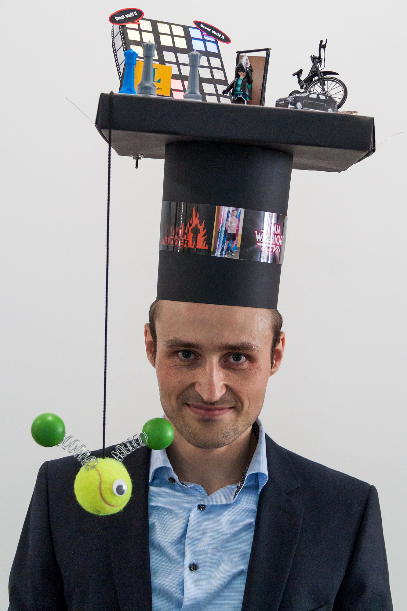 Picture of Sascha Roloff with his doctoral hat