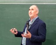 Picture of Frank Hannig talking in front of a board